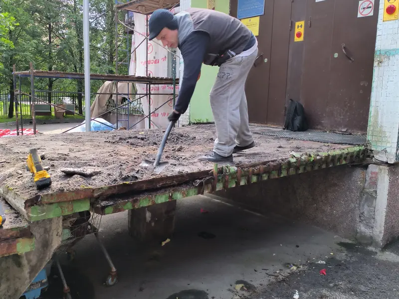 Демонтаж конструкций у здания