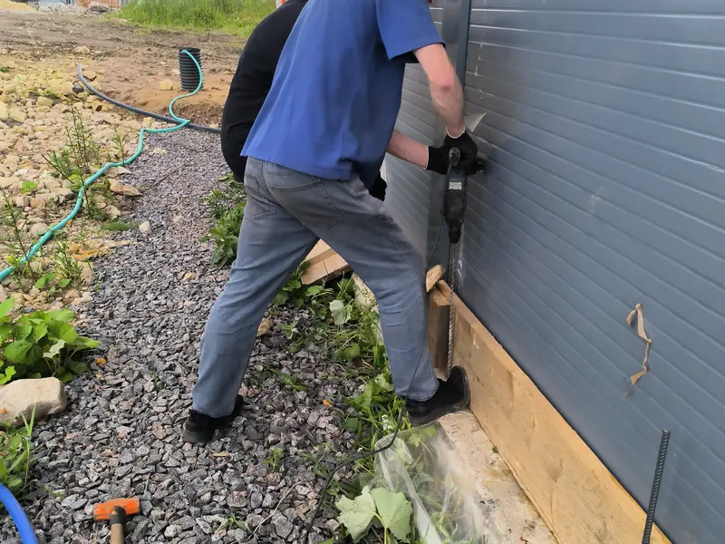Подсобные работы у фасада
